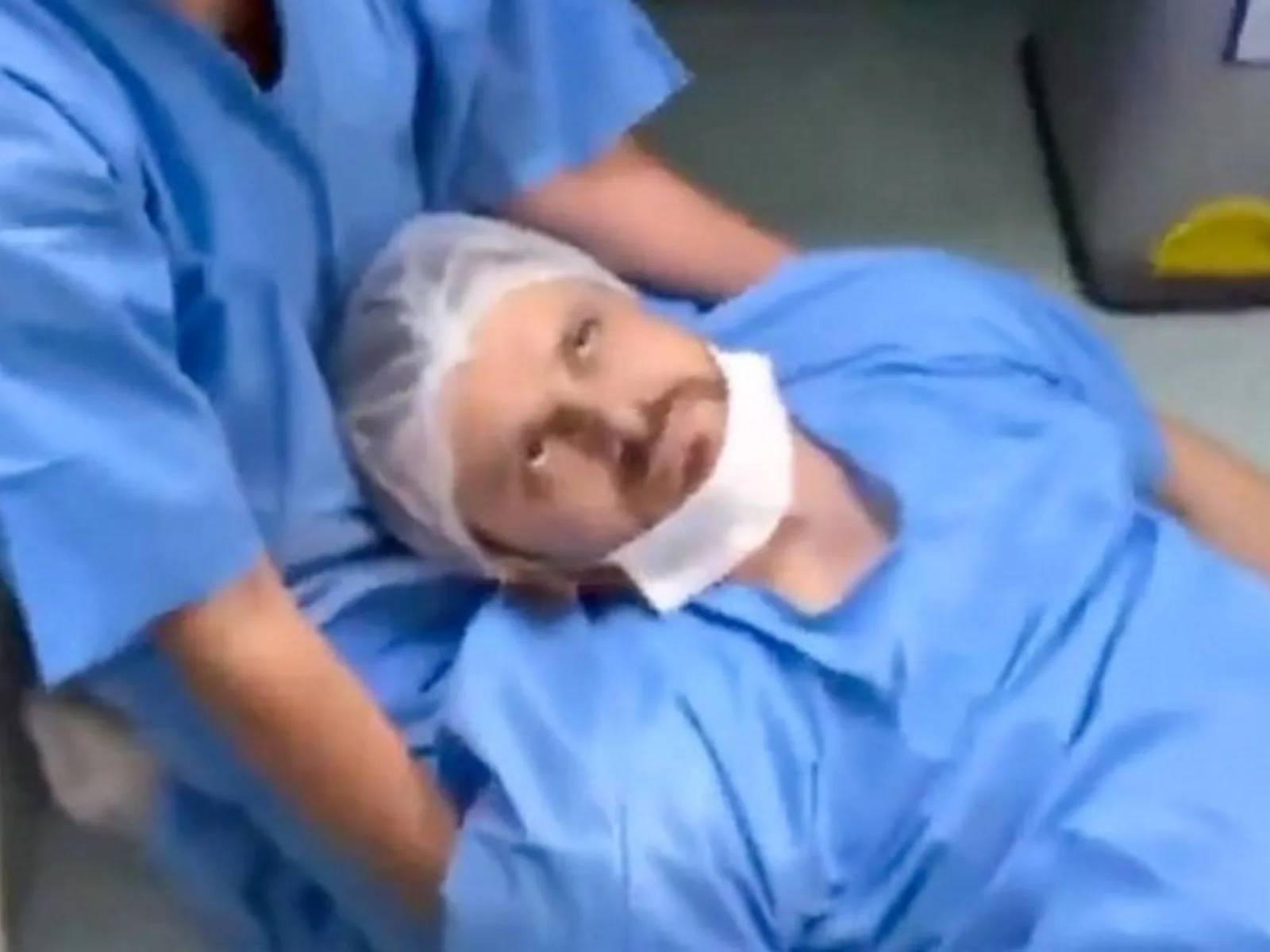 Un padre se desmayó en el parto de su esposa y el equipo médico tuvo que atenderlo