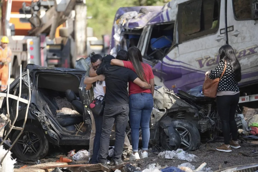 Ataque con explosivo en Colombia deja 19 civiles muertos en la Vía Panamericana