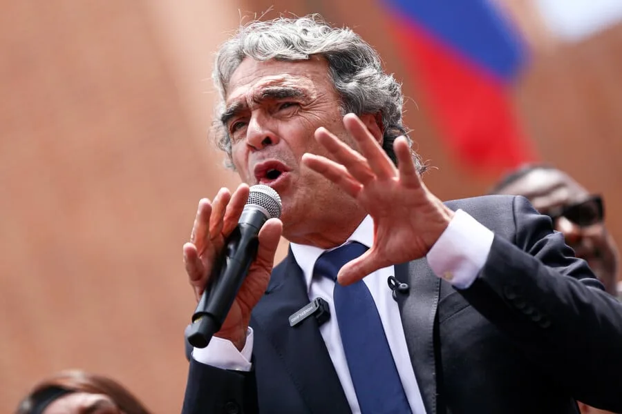 Campaña de Fajardo denuncia ataque digital coordinado con más de 300 comentarios sospechosos