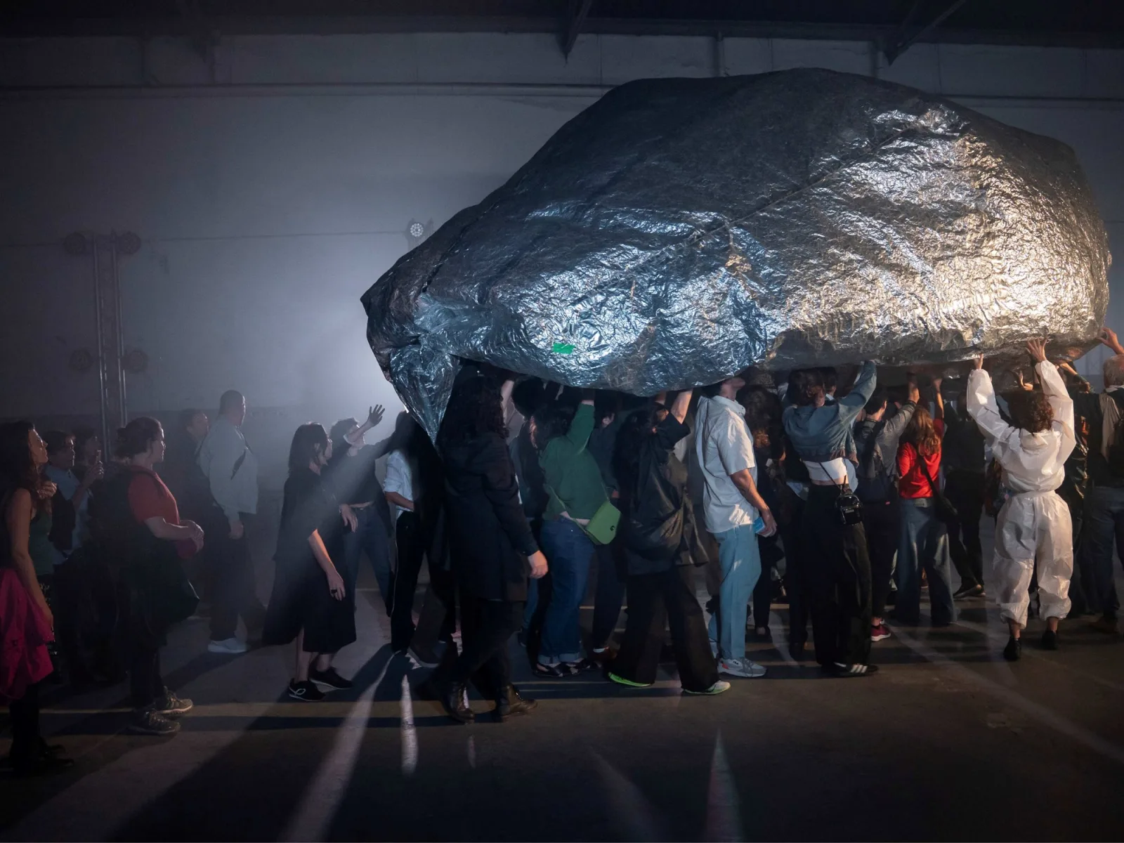 Ciencia y performance se fusionan en una experiencia inmersiva sobre gravedad