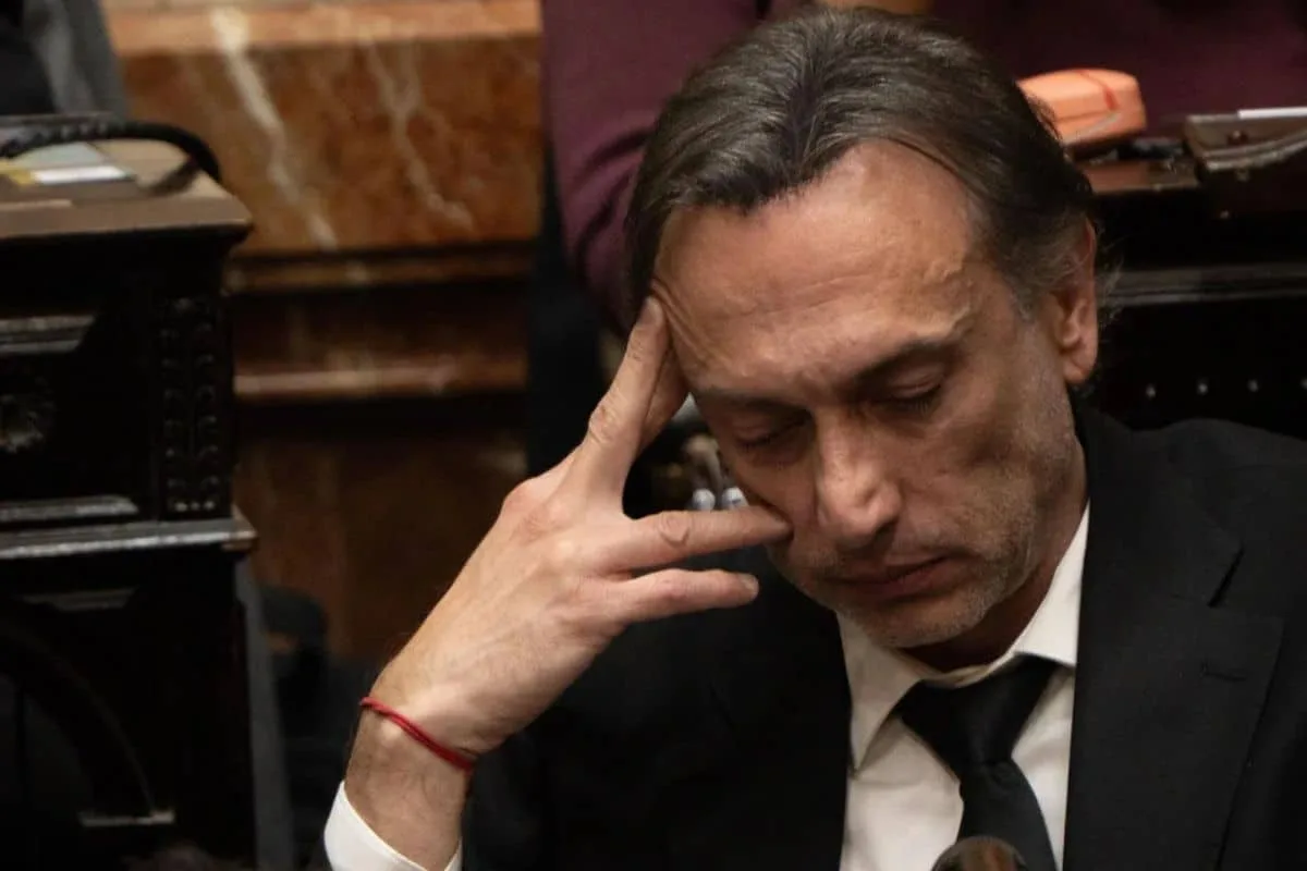 Diputado libertario captado durmiendo durante exposición de Adorni en Diputados