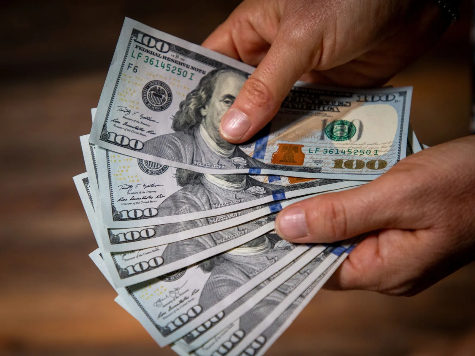 Dólar oficial y blue abren con nuevas cotizaciones este viernes 24 de abril