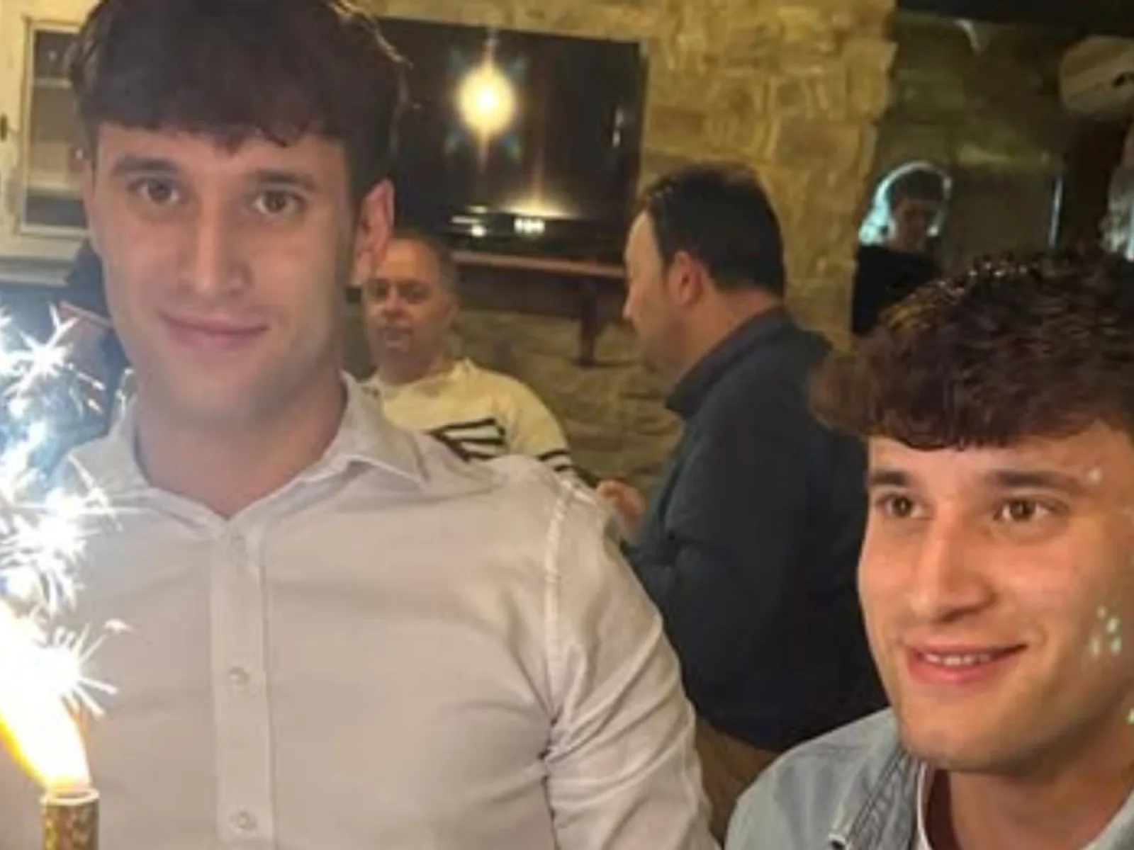 Dos hermanos gemelos murieron electrocutados al intentar rescatar un pájaro en Italia