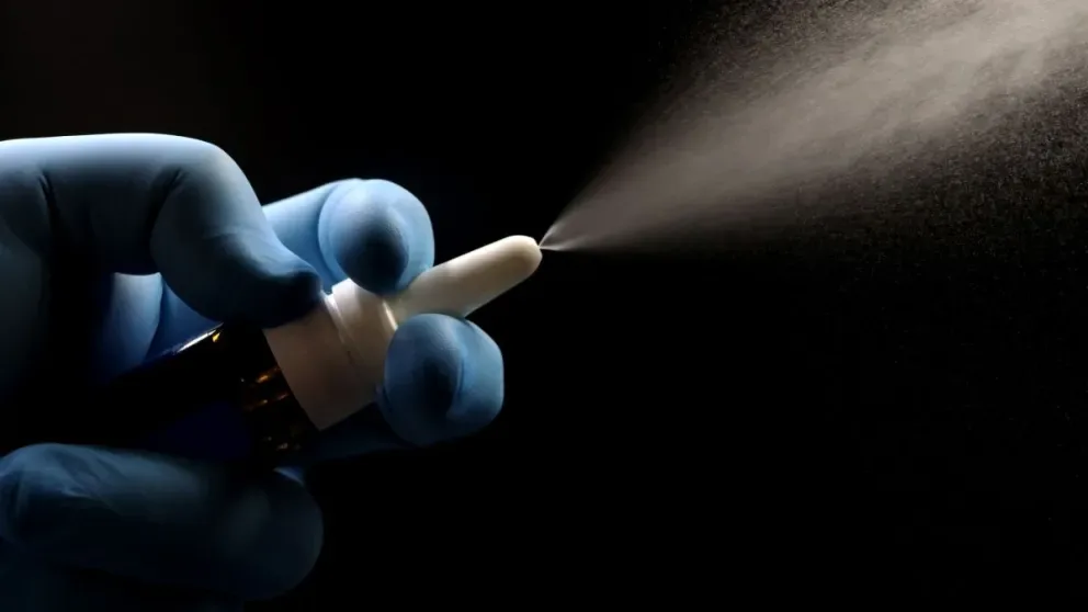 Investigadores desarrollan spray nasal experimental para reducir inflamación cerebral relacionada con la edad