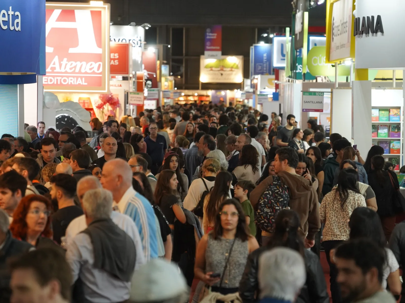 La Noche de la Feria del Libro 2026 convocó a una multitud con entrada gratuita y actividades hasta medianoche
