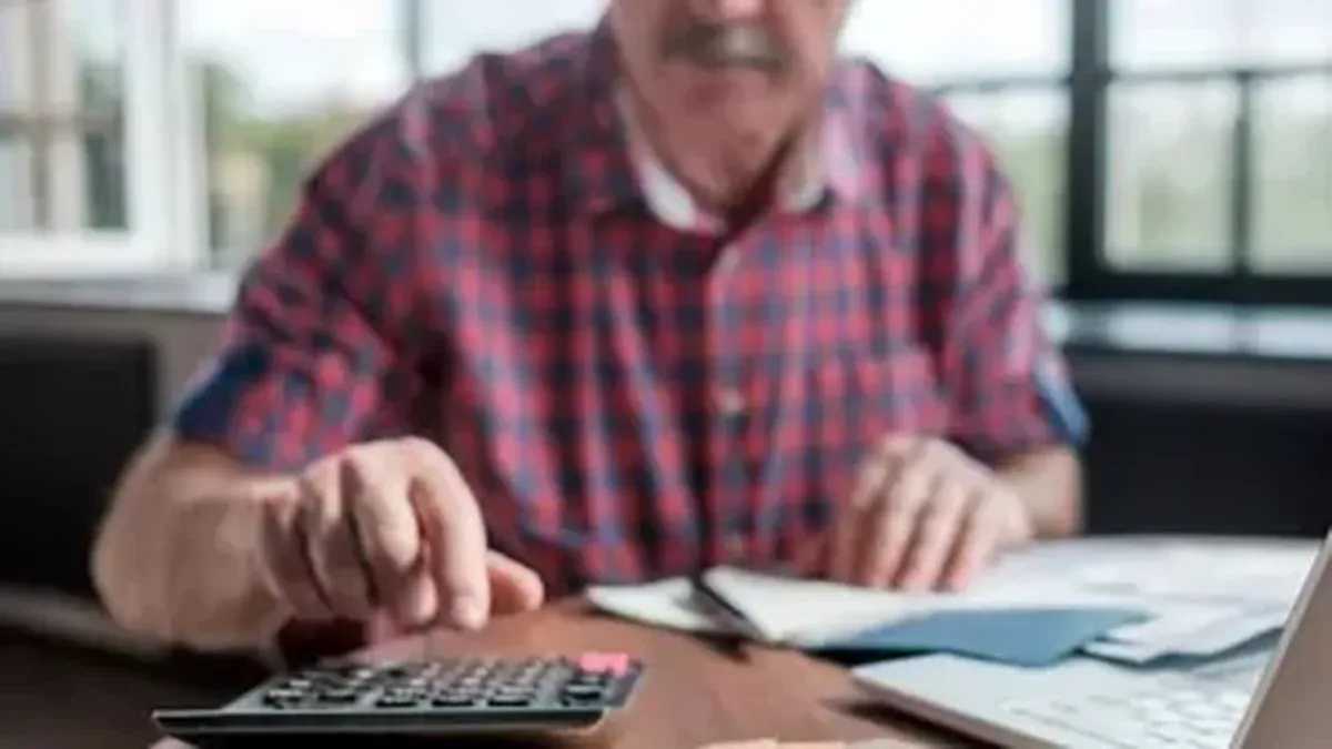 Más de 453 mil jubilados trabajan en blanco, la mitad como monotributistas