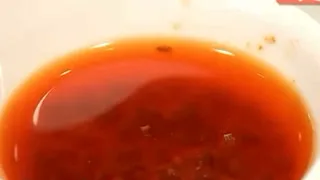 Una conductora japonesa prueba el chimichurri argentino en la TV pública de Japón