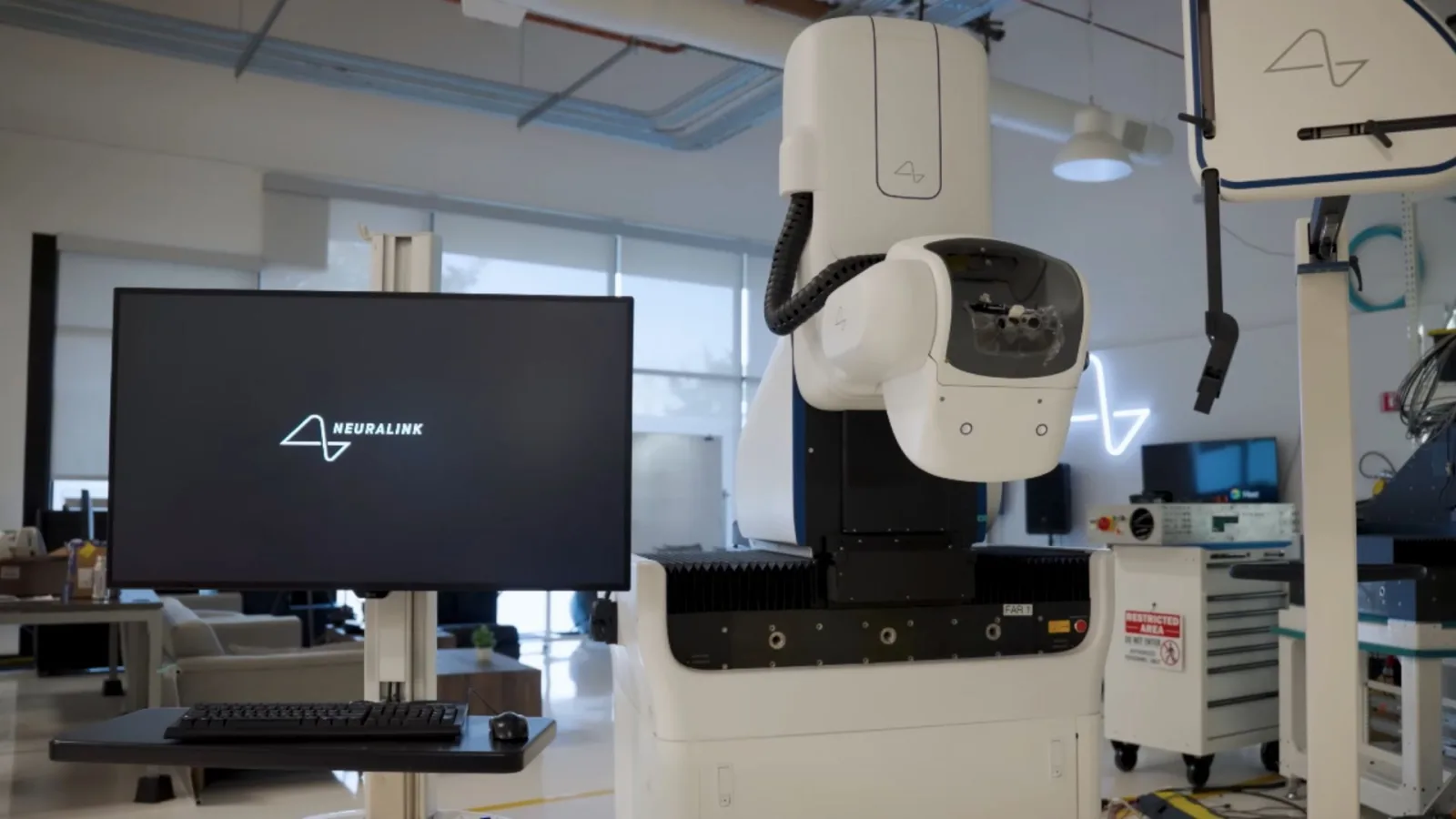 Neuralink presenta robot quirúrgico para implantar interfaces cerebrales en pacientes