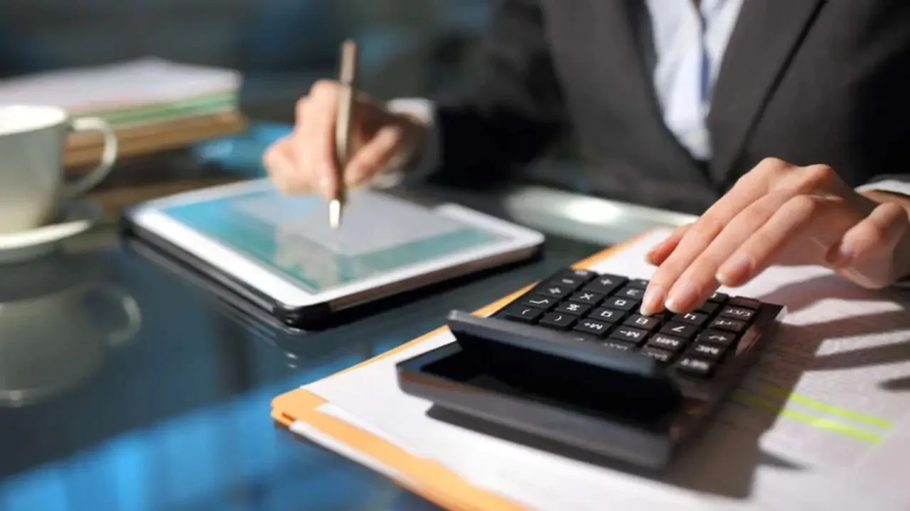 Salarios en caída: Artana proyecta recuperación desde abril